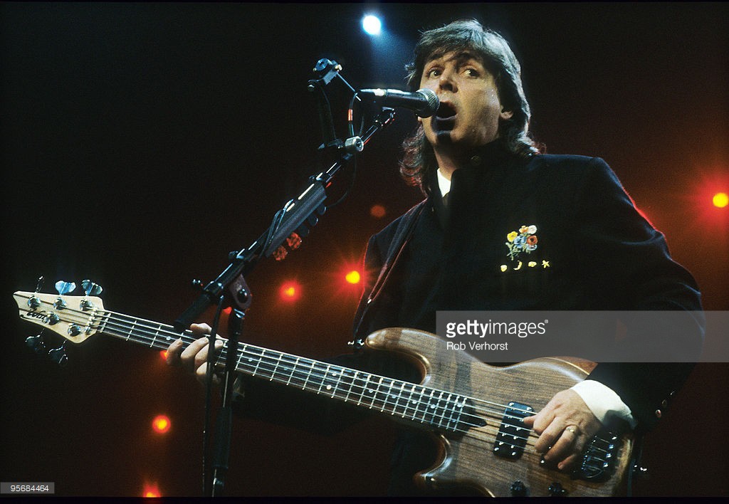 Paul McCartney, (ex Beatles), with Wal 5-string bass, The Paul McCartney World Tour, Sportshalle, Hamburg, 4-10-1989, Foto Rob Verhorst