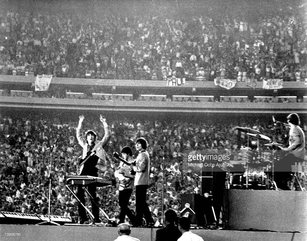 The Beatles perform at Shea Stadium, New York on 15th August 1965 - Crédits : Michael Ochs Archives