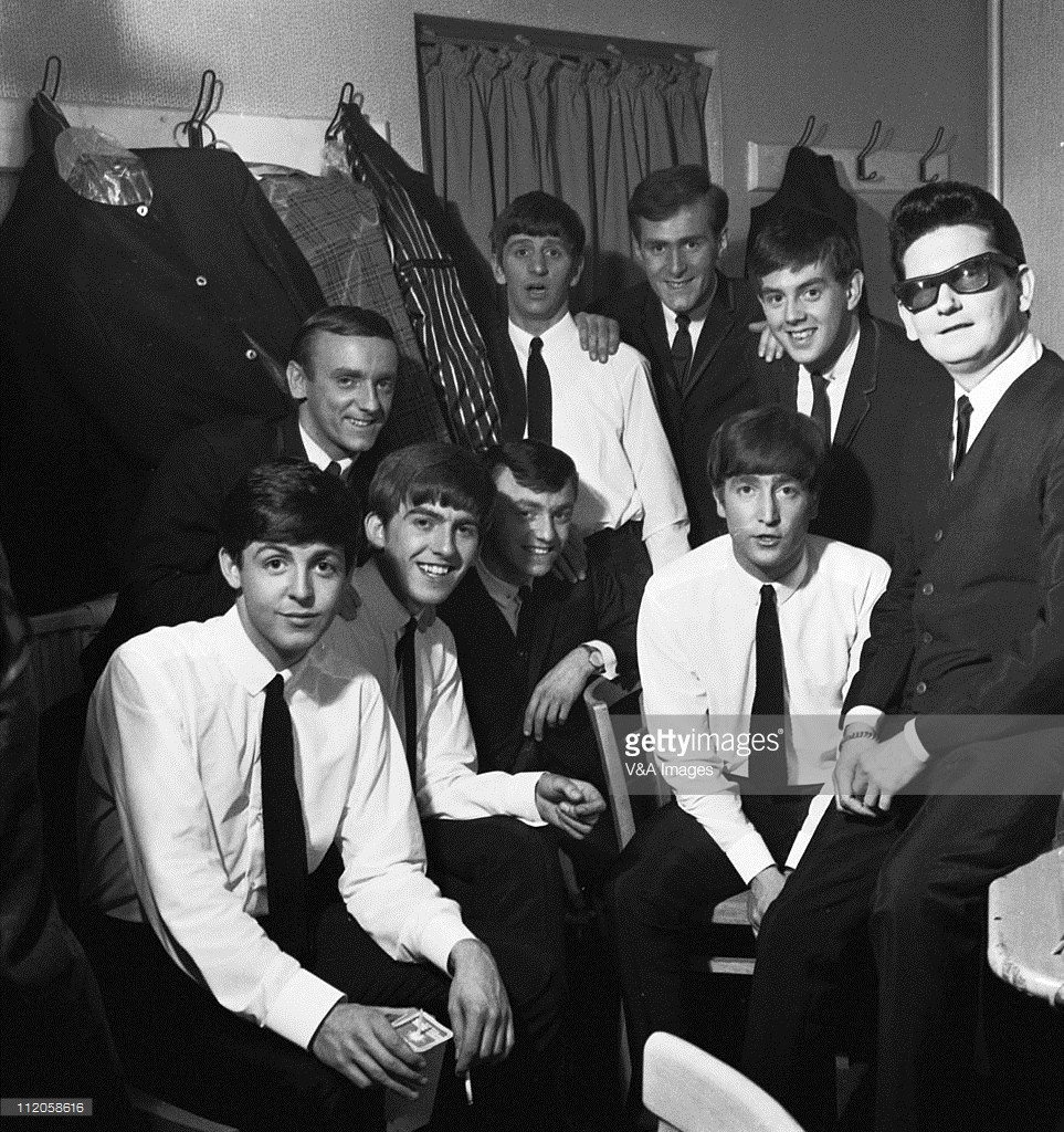 The Beatles pose with Roy Orbison and Gerry And The Pacemakers backstage in their dressing room during a UK tour, L-R: Paul McCartney, Freddie Marsden (behind), George Harrison, Gerry Marsden, Ringo Starr (back), Les Maguire (back), John Lennon, John Chadwick (back), Roy Orbison, 1 May 1963 Crédits : V&A Images