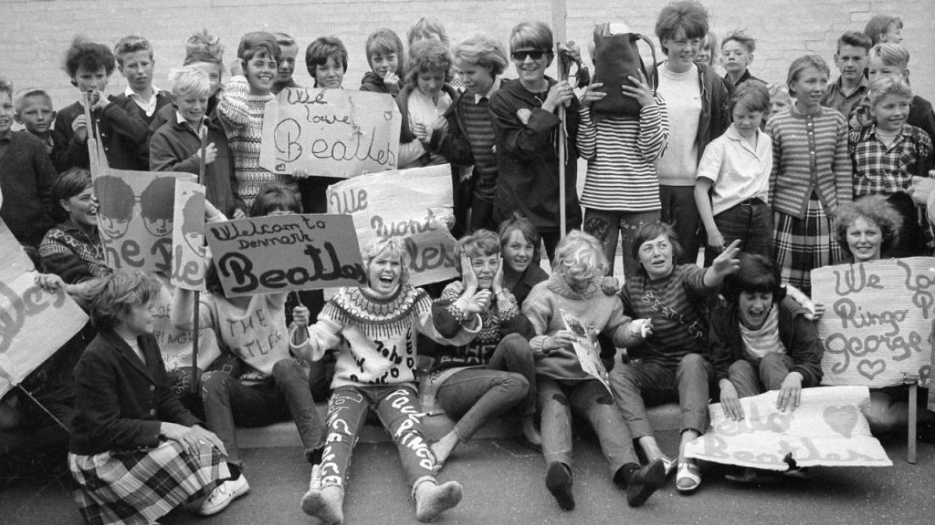 Photographe: Svend Aage Mortensen - Fans at the airport waiting for the Beatles to arrive to Denmark