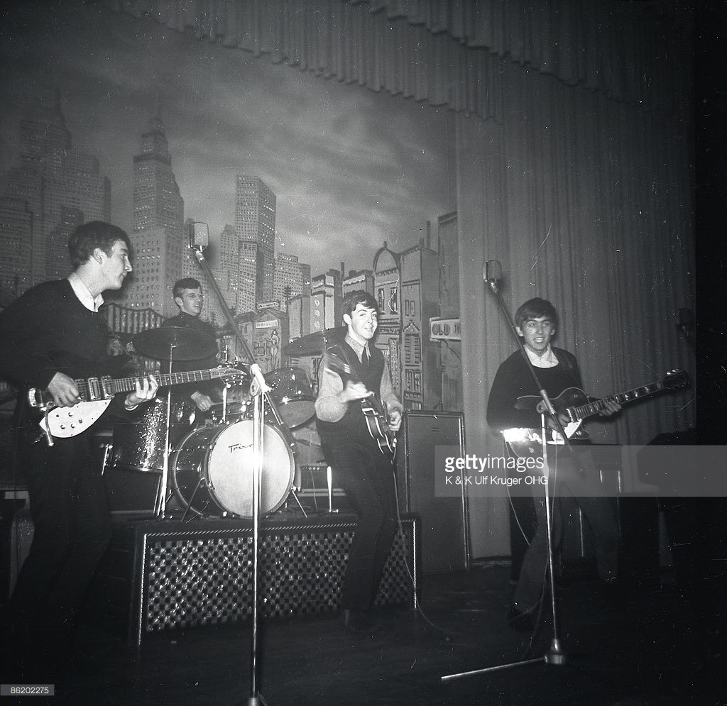 John Lennon, Ringo Starr, Paul McCartney and George Harrison of The Beatles perform live onstage circa December 1962, during their final residency at the Star-Club in Hamburg, Germany - Crédits : K & K Ulf Kruger OHG