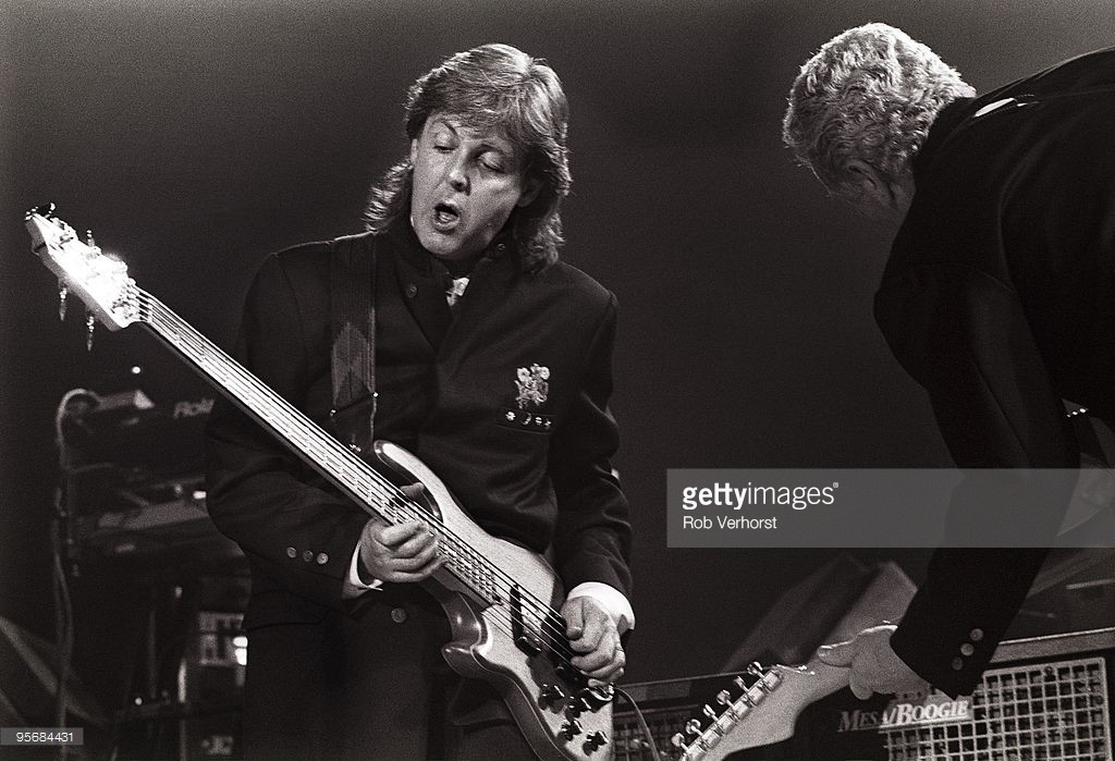 Paul McCartney, (ex Beatles), with Wal 5-string bass, & Hamish Stuart, The Paul McCartney World Tour, Sportshalle, Hamburg, 4-10-1989, Foto Rob Verhorst