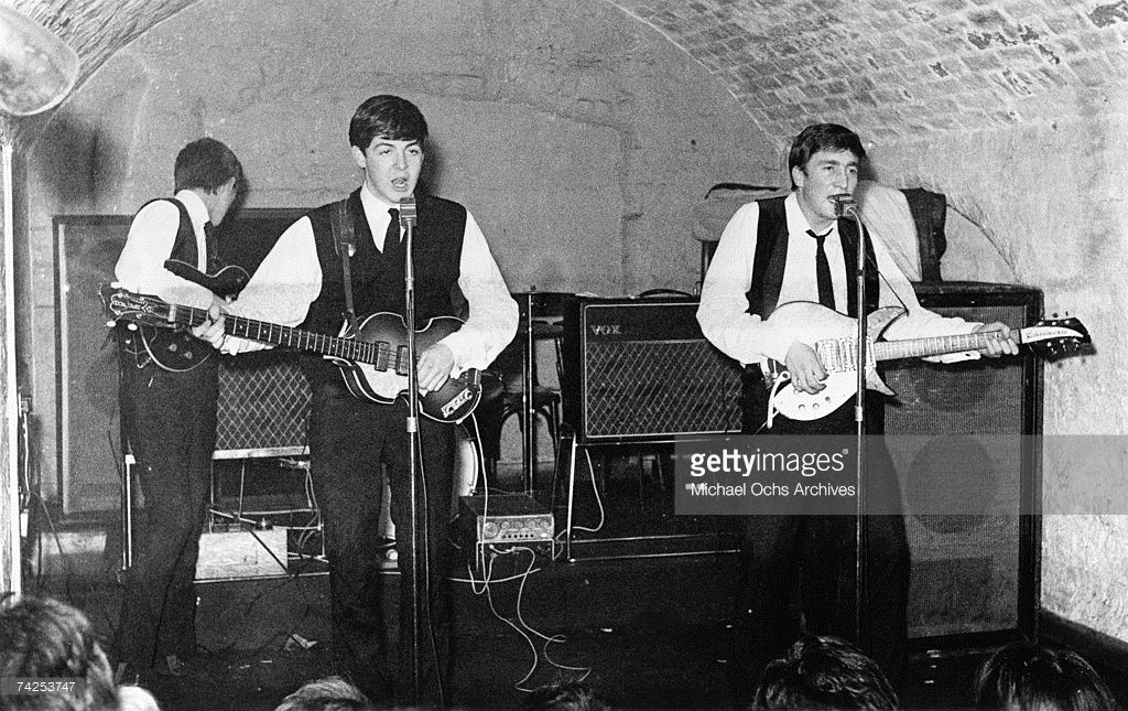 Rock and roll band 'The Beatles' perform onstage at the Cavern Club on August 22, 1962.(L-R) George Harrison, Paul McCartney, John Lennon - Crédits : Michael Ochs Archives